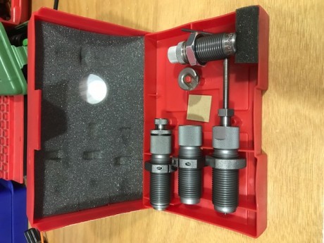 Juego de tres dies del calibrre 308, marca LEE, con los shell holder de los calibres 308 y 307, solo usado 20