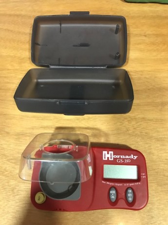 Vendo esta báscula digital márca Hornady, casi sin uso. Incluye caja protectora. La báscula se encuentra 02