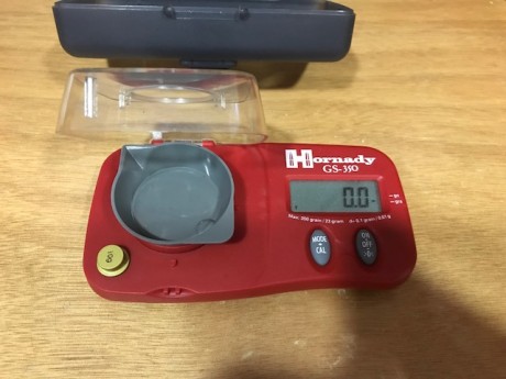 Vendo esta báscula digital márca Hornady, casi sin uso. Incluye caja protectora. La báscula se encuentra 01