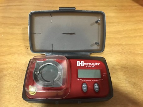 Vendo esta báscula digital márca Hornady, casi sin uso. Incluye caja protectora. La báscula se encuentra 00