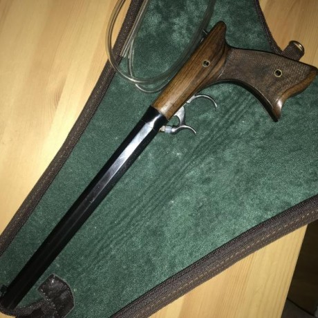 Pistola Underhamer de ARSA    "SIN ESTRENAR"

madera con la culata cuadrillada. El arma está 02