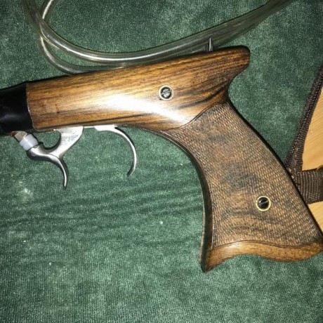 Pistola Underhamer de ARSA    "SIN ESTRENAR"

madera con la culata cuadrillada. El arma está 01