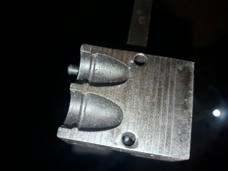 Vendo 2  moldes marca lyman 9mm y 45 acp regalo tenazas lee precio del conjunto 45€ 
portes a cargo del 12