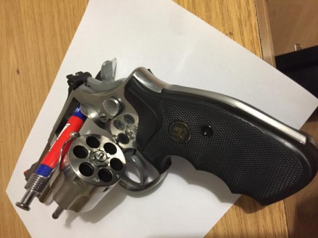 Por cese de la actividad deportiva debido a problemas físicos , vendo este revolver S&W cal. 357  02