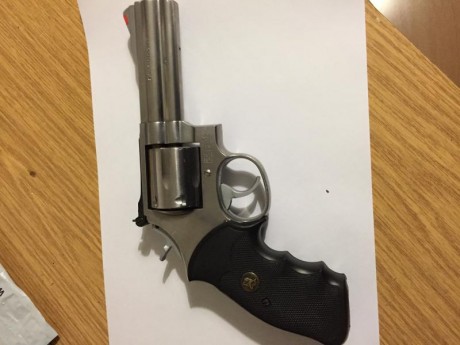 Por cese de la actividad deportiva debido a problemas físicos , vendo este revolver S&W cal. 357  01