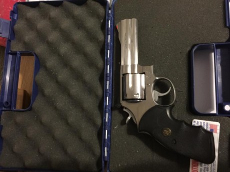 Por cese de la actividad deportiva debido a problemas físicos , vendo este revolver S&W cal. 357  00