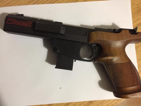 Por cese de actividad deportiva por motivos físicos, vendo esta benelli cal. 32 con dos cargadores , en 02