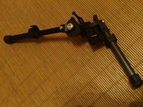 Bipode táctico ligero 
 Es una replica del que se vende en Euro optic  por 450 dolares.https://www.eurooptic.com/long-range-accuracy-light-tactical-bipod-long-legs.aspx
 02