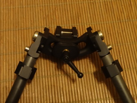 Bipode táctico ligero 
 Es una replica del que se vende en Euro optic  por 450 dolares.https://www.eurooptic.com/long-range-accuracy-light-tactical-bipod-long-legs.aspx
 01