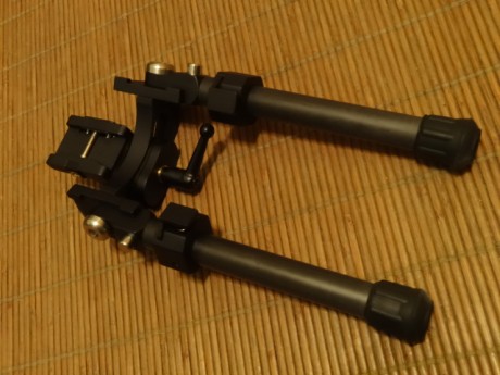 Bipode táctico ligero 
 Es una replica del que se vende en Euro optic  por 450 dolares.https://www.eurooptic.com/long-range-accuracy-light-tactical-bipod-long-legs.aspx
 00