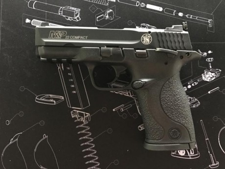 Vendo pistola S&W mp22 compact(calibre22) con maletín 
Rígido y 2 cargadores. Poco uso menos de un 00