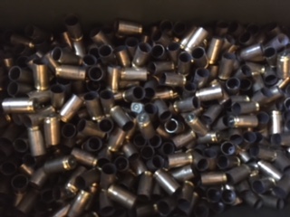 Tengo algo más de 4000 vainas del 9 que me están estorbando. Si alguien está interesado las dejo a 25€ 00