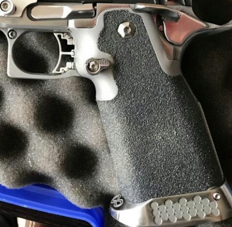 Buenos días, estoy buscando una cacha/empuñadura para una Infinity SVI igual que la de la foto. Estoy 02