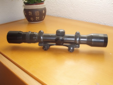 Buenas.
Antiguo Visor KHALES (WIEN) HELIA 27 S2 (Inscrpición literal del visor).
Dotado de montura. Cruz 02