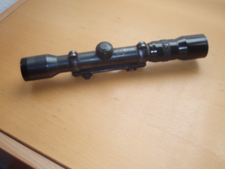 Buenas.
Antiguo Visor KHALES (WIEN) HELIA 27 S2 (Inscrpición literal del visor).
Dotado de montura. Cruz 01