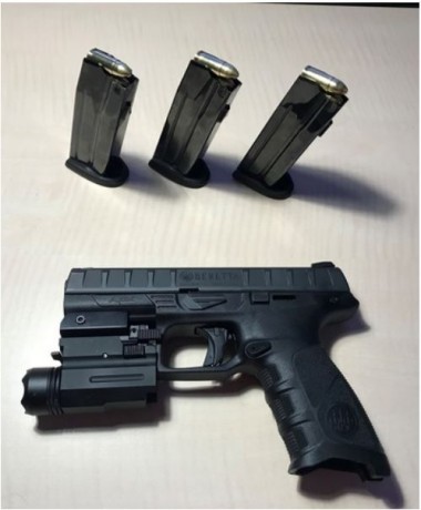 Se vende Beretta Apx, nueva, sólo tiene 2 meses, con 3 cargadores de 17 balas, con mira laser y linterna 02