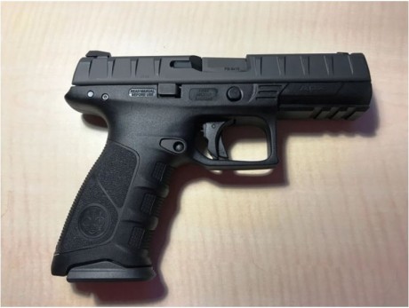 Se vende Beretta Apx, nueva, sólo tiene 2 meses, con 3 cargadores de 17 balas, con mira laser y linterna 01