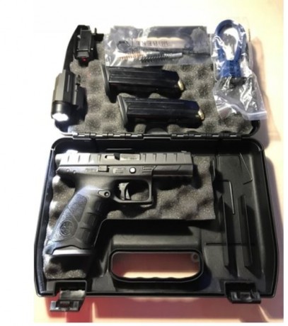 Se vende Beretta Apx, nueva, sólo tiene 2 meses, con 3 cargadores de 17 balas, con mira laser y linterna 00