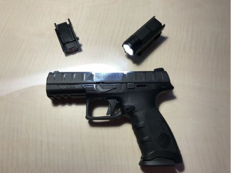 Se vende Beretta Apx, nueva, sólo tiene 2 meses, con 3 cargadores de 17 balas, con mira laser y linterna 22