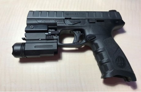 Se vende Beretta Apx, nueva, sólo tiene 2 meses, con 3 cargadores de 17 balas, con mira laser y linterna 20
