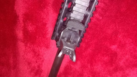 No tiene casi tiros, ya que no la he utilizado mas que para probar 30 disparos con CCI
Tiene miras abatibles
Empuñadura 00