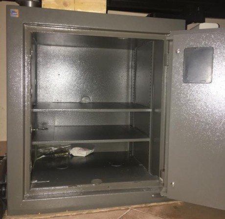 Armero para armas cortas o caja fuerte marca ARFE modelo 7500-2 grado resistencia parcial IV total V norma 01