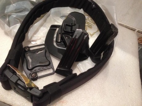 Vendo 2 cargadores para USP compact de 15 cartuchos+ funda blackhawk y un cinturon. Todo ello por 110 00