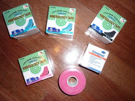 Vendo 5 rollos de cintas de kinesiotape (2 azul, 1 negra y 2 rosa) muy buenas para lesiones musculares 00