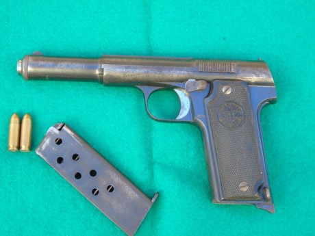 Un amigo vende las siguientes armas:

Astra 400 calibre 9mm/L del año 1936, con un cargador, precio:  02