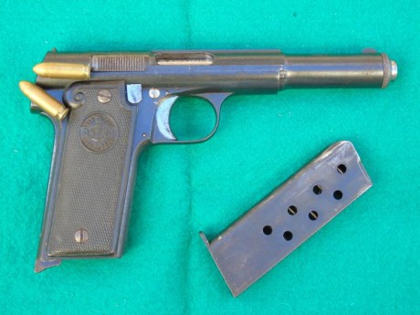 Un amigo vende las siguientes armas:

Astra 400 calibre 9mm/L del año 1936, con un cargador, precio:  01