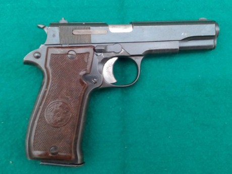 Un amigo vende las siguientes armas:

Astra 400 calibre 9mm/L del año 1936, con un cargador, precio:  00