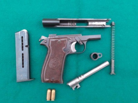 Un amigo vende las siguientes armas:

Astra 400 calibre 9mm/L del año 1936, con un cargador, precio:  20