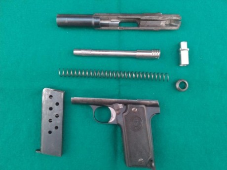 Un amigo vende las siguientes armas:

Astra 400 calibre 9mm/L del año 1936, con un cargador, precio:  30