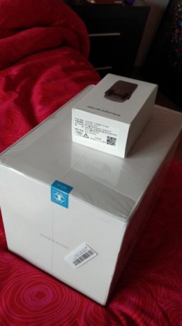 Hola
Sin desprecintar.es el pack combo con dos baterías.cargador.repuestos varios....además añado una 02