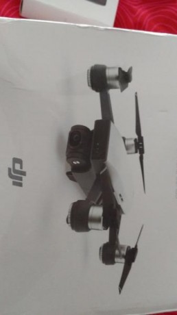 Hola
Sin desprecintar.es el pack combo con dos baterías.cargador.repuestos varios....además añado una 00