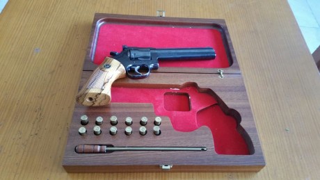 Un amigo me pide que ponga a la venta un dan & wesson del 357 magnun impoluta precio 700e para mas 02