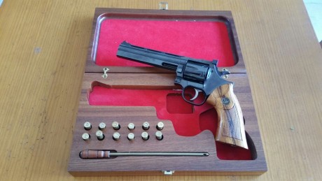 Un amigo me pide que ponga a la venta un dan & wesson del 357 magnun impoluta precio 700e para mas 01
