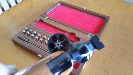 Un amigo me pide que ponga a la venta un dan & wesson del 357 magnun impoluta precio 700e para mas 00