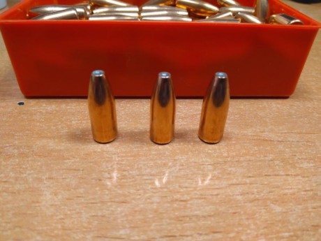 Buenos días,

  VENDIDAS  ...se puede cerrar.

Se venden 100 puntas para recarga:

Calibre: 9,3
Marca: 00