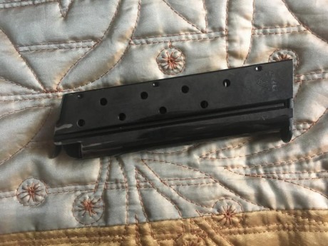 Haciendo limpieza encontre este cargador
de 9 m usado y  con la teja cortada para 
que no quede la pistola 01