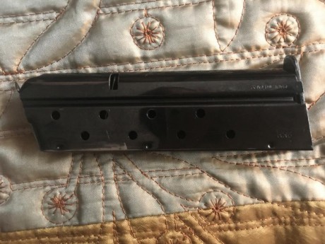 Haciendo limpieza encontre este cargador
de 9 m usado y  con la teja cortada para 
que no quede la pistola 00