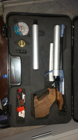 Hola, vendo magnifica feinwerkbau p 58 con un cargador para disparar sólo aire, uno de un disparo y otro 00