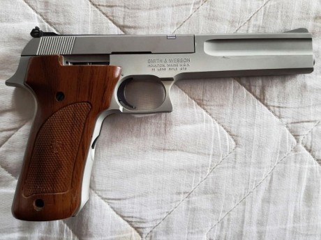 Vendo Smith & Wesson que esta como nueva y con muy pocos tiros. Entrego con caja y portes de envio 01