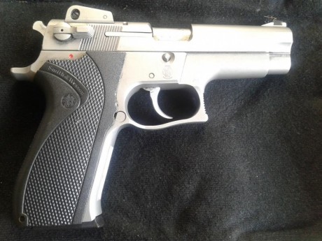 Vendo esta S&W 5906 del 9PB. Este arma tiene muy pocos tiros, y su gatillo está afinado a 1,5 kg
Pido 01