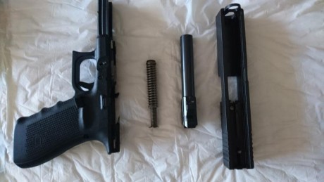 Vendo Glock 21 4ªGen cal. 45 ACP con muy poco uso. Incluye dos cargadores y el kit deportivo con miras 02