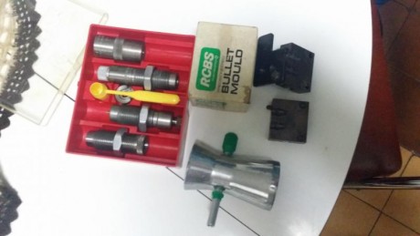 también 10 peines de recarga tipo máuser para cinco cartuchos de fusil 7 euros
DIES lee para 7-08  30 00