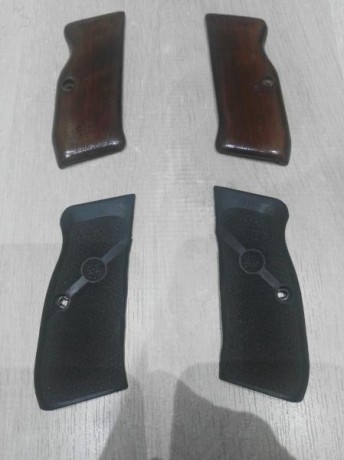 Buenas noches,

Vendo cachas para CZ75 y similares.
Están usadas pero en buen estado.
Precio:
-Hogue-->20€
-Madera-->15€
Habría 00