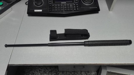 Se vende defensa extensible de 65 cm, de acero,nueva, mango de goma, funda de cordura. Precio 25 euros. 00
