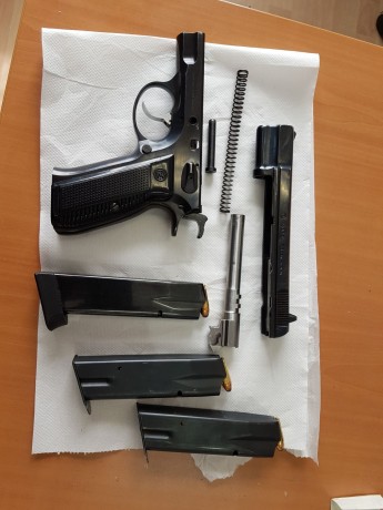 Hola,

Vendo mi CZ75B con Kit Kadett 22 en perfecto estado, con:

Cachas Madera + originales
2 + 2 Cargadores
Maletines 110