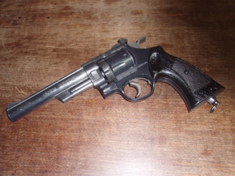 Hola,
Este bonito revolver genuino USA está en perfecto estado de funcionamiento y a plena potencia. No 02